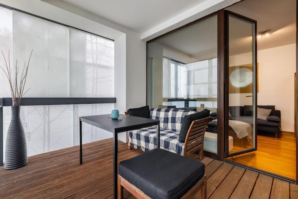 Modern Spacious Flat With A Terrace And A Parking Praha Eksteriør bilde